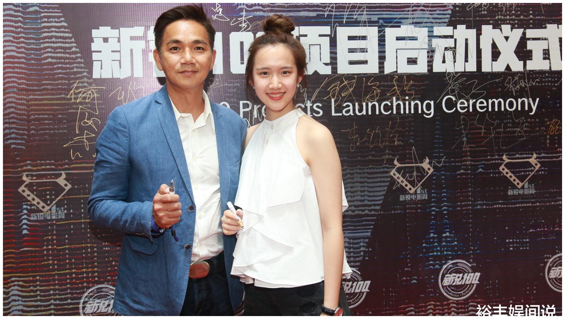 骆达华18岁女儿晒仙气毕业照,着黑色长裙大秀长腿,英学府争着要