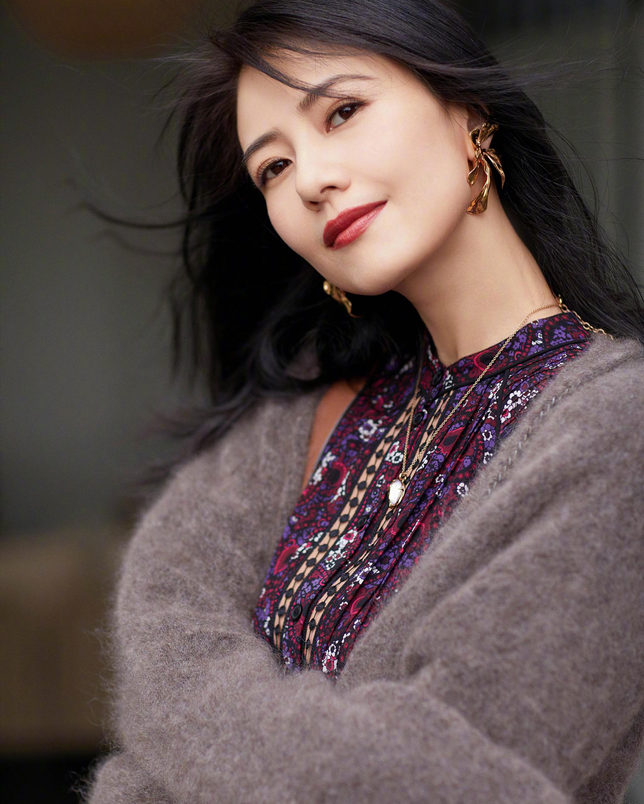 高圆圆不愧是街拍女王,紫色印花长裙搭咖色毛衣,气质堪称一绝