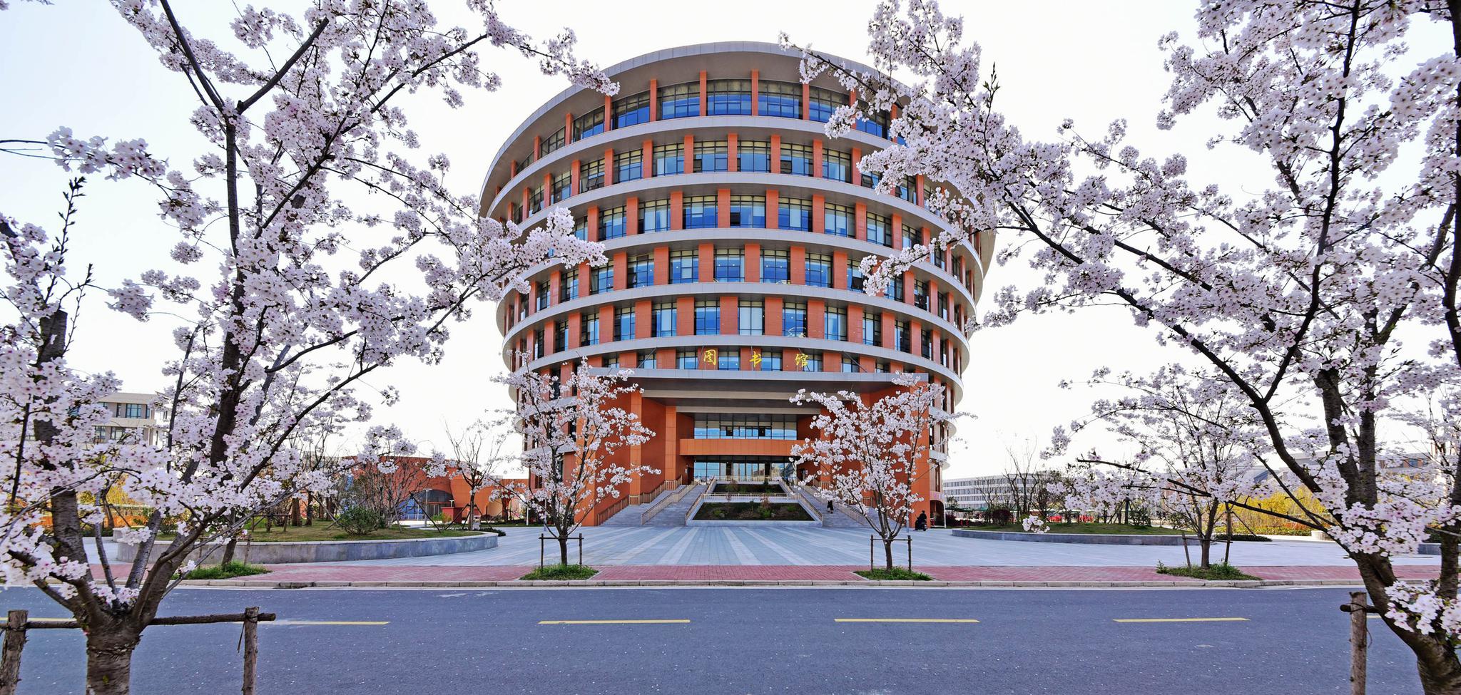 位于江苏无锡锡山区锡东新城的滨江学院,春满校园,跟着我的镜头感受