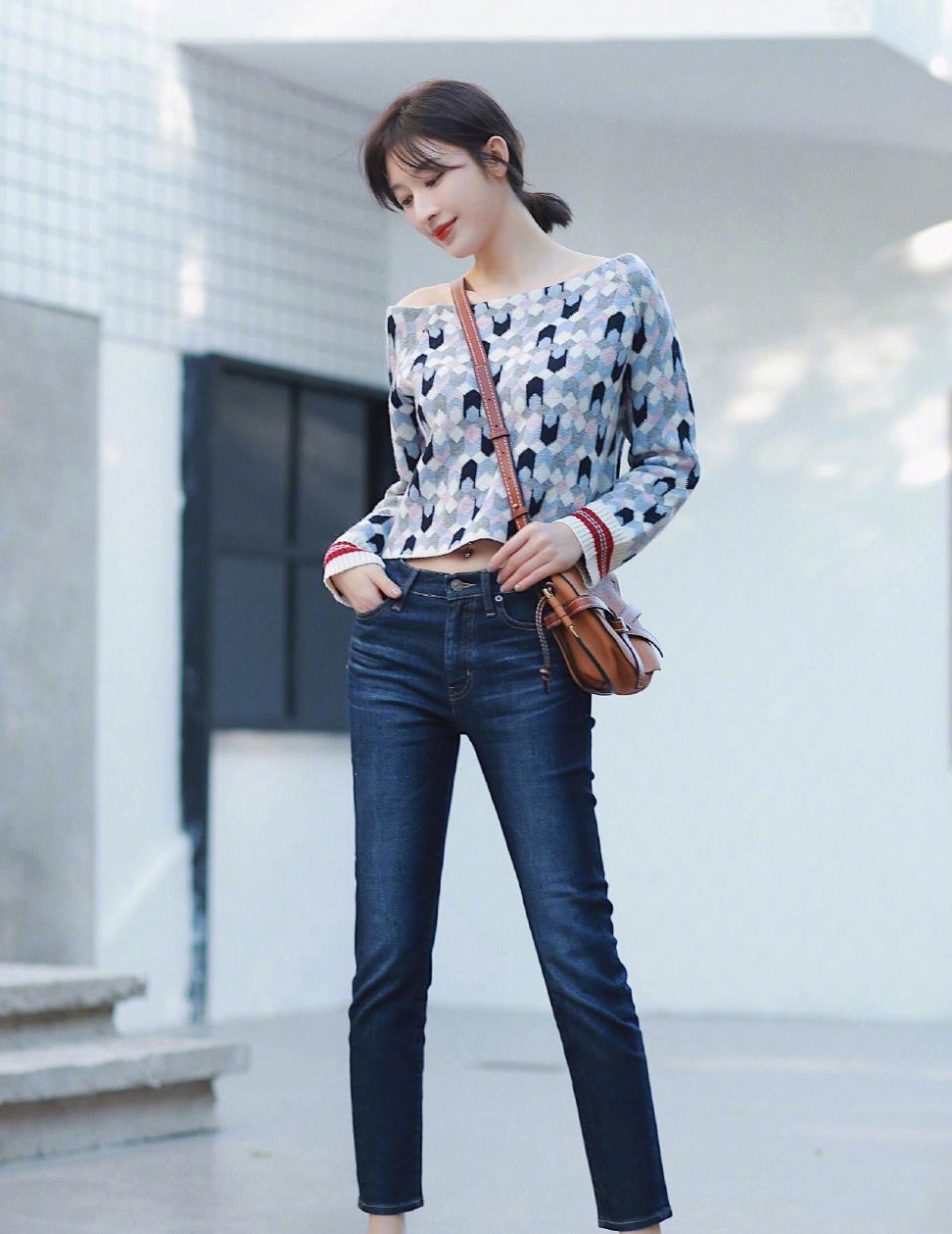 李小萌有点肉穿一字肩上衣很出众,配流苏半身裙,美成初恋女友|李小萌