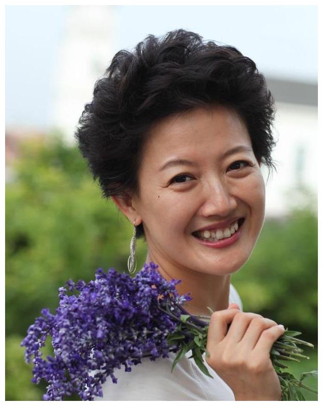 央视女主持梁艳,不恋爱不化浓妆,为何48岁还单身?