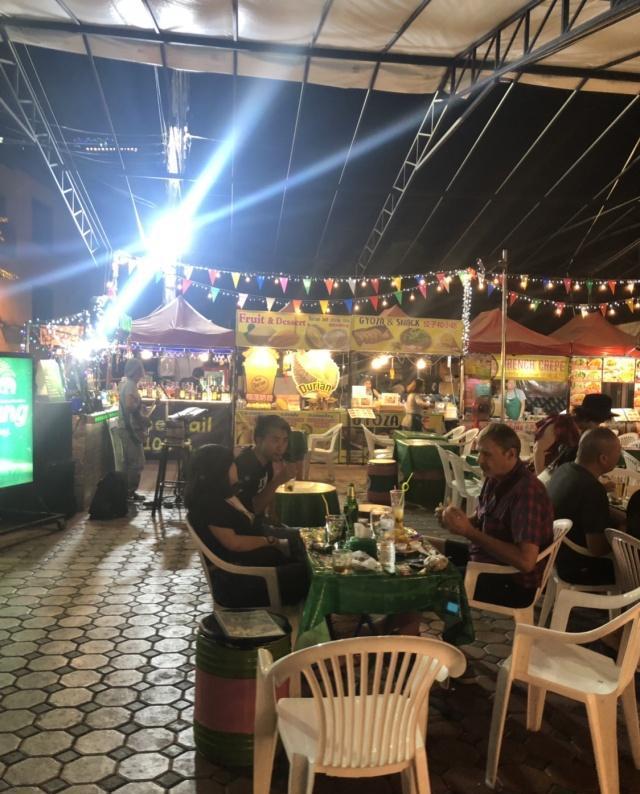 清迈的第一餐,泰国夜排档,从吃不惯到慢慢适应,体验不同的味道