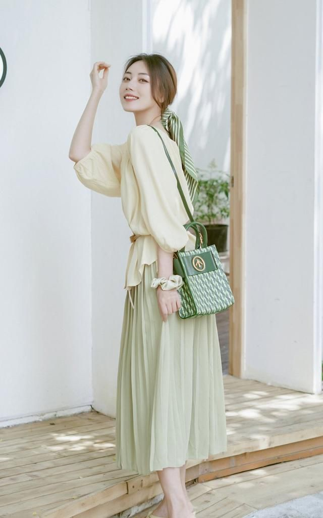 清爽的黄绿色穿搭,30岁女人夏天这样穿,甜美减龄又温柔