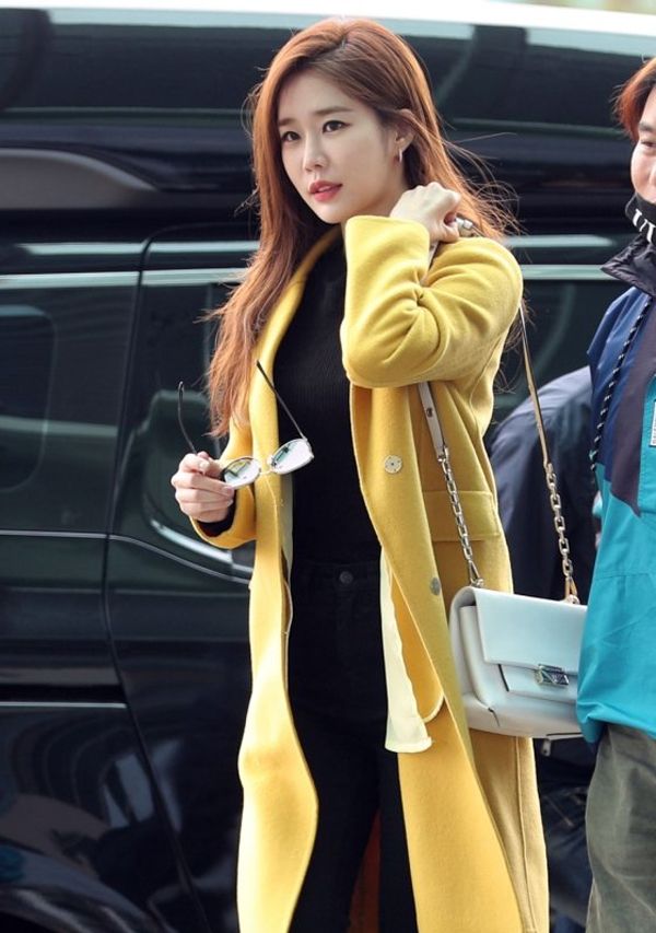 刘仁娜穿黄色大衣解决寒冷沉闷的秋季穿搭,亮眼又成熟