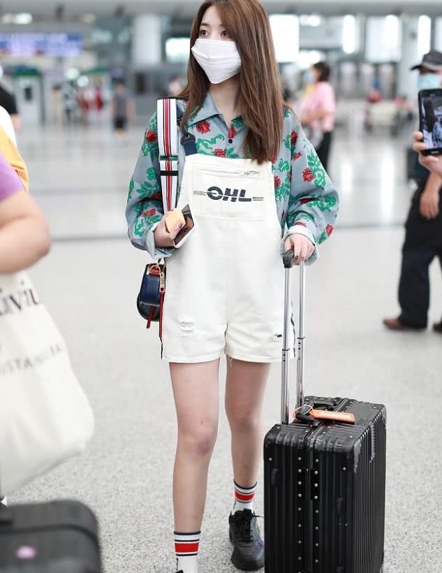 刘人语街拍:破洞牛仔背带短裤 花朵衬衫 清新美少女