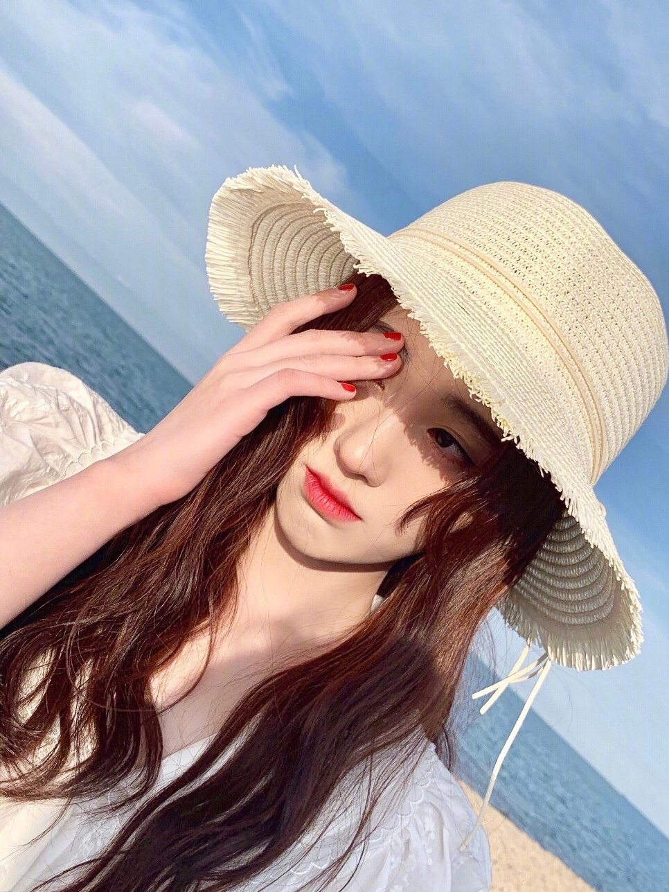 159cm鞠婧祎身穿白色连衣裙美出新高度