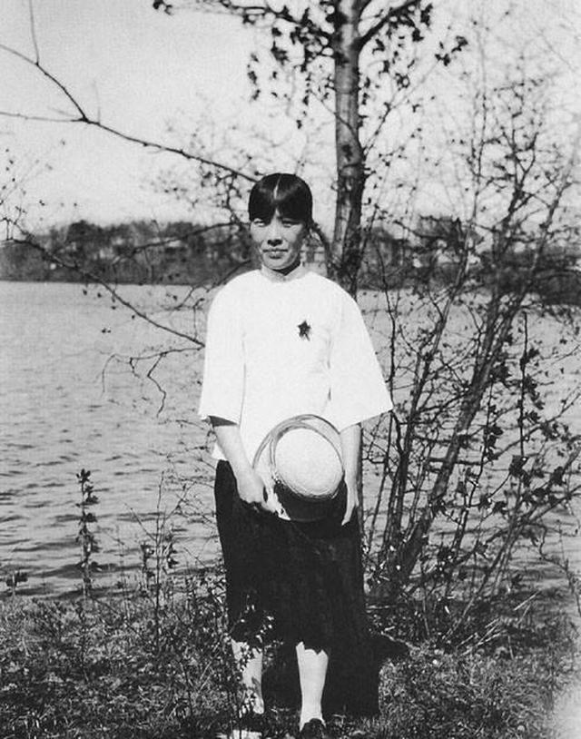 1926年,冰心应邀回母校燕京大学任教,吴文藻则决定继续留美攻读博士