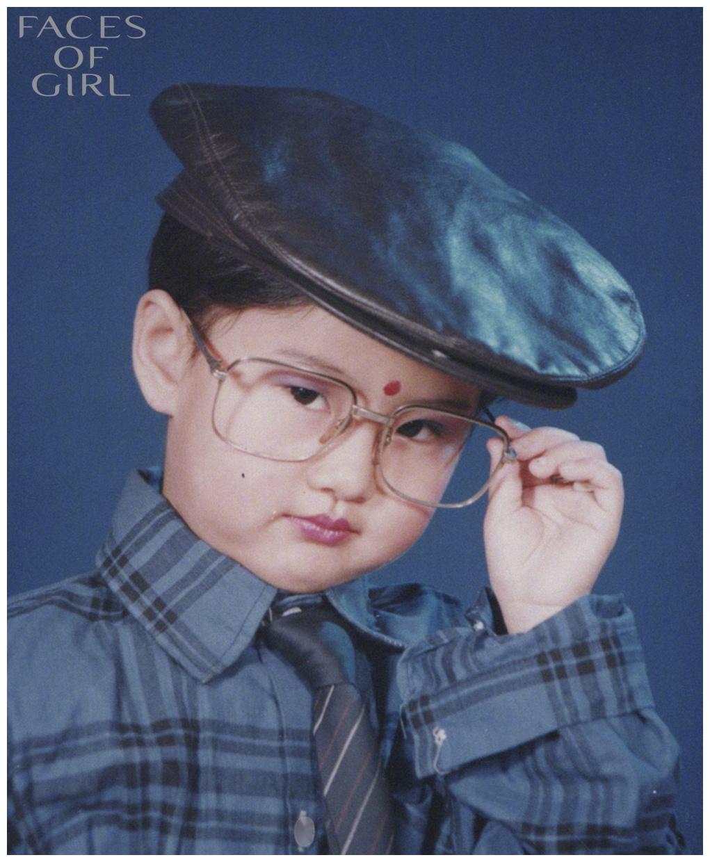 郑爽女生节晒小时候照片,额头点红点,象征年代照片不信你没有