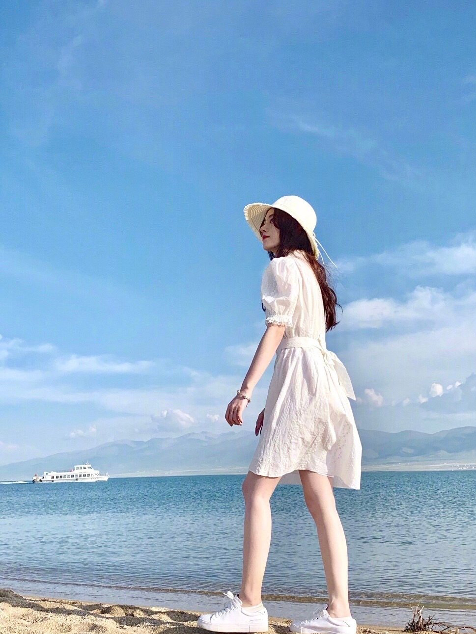 159cm鞠婧祎身穿白色连衣裙美出新高度