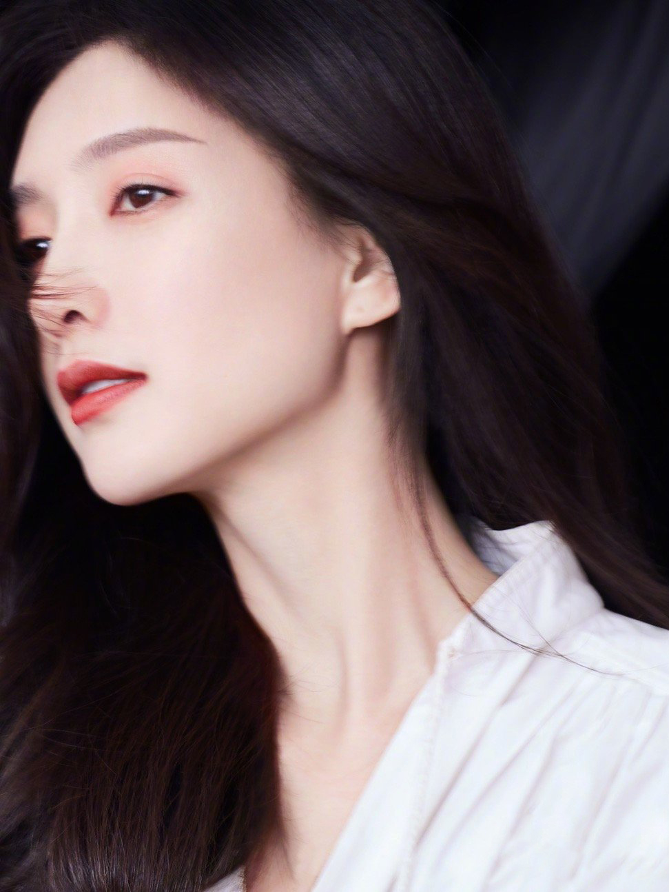 依旧肤白貌美江疏影身穿白色泡袖衬衫大秀天鹅颈