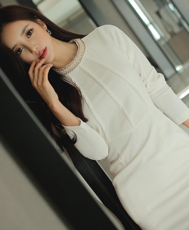 孙允着时尚穿搭:古典希腊式镶着雪白礼裙