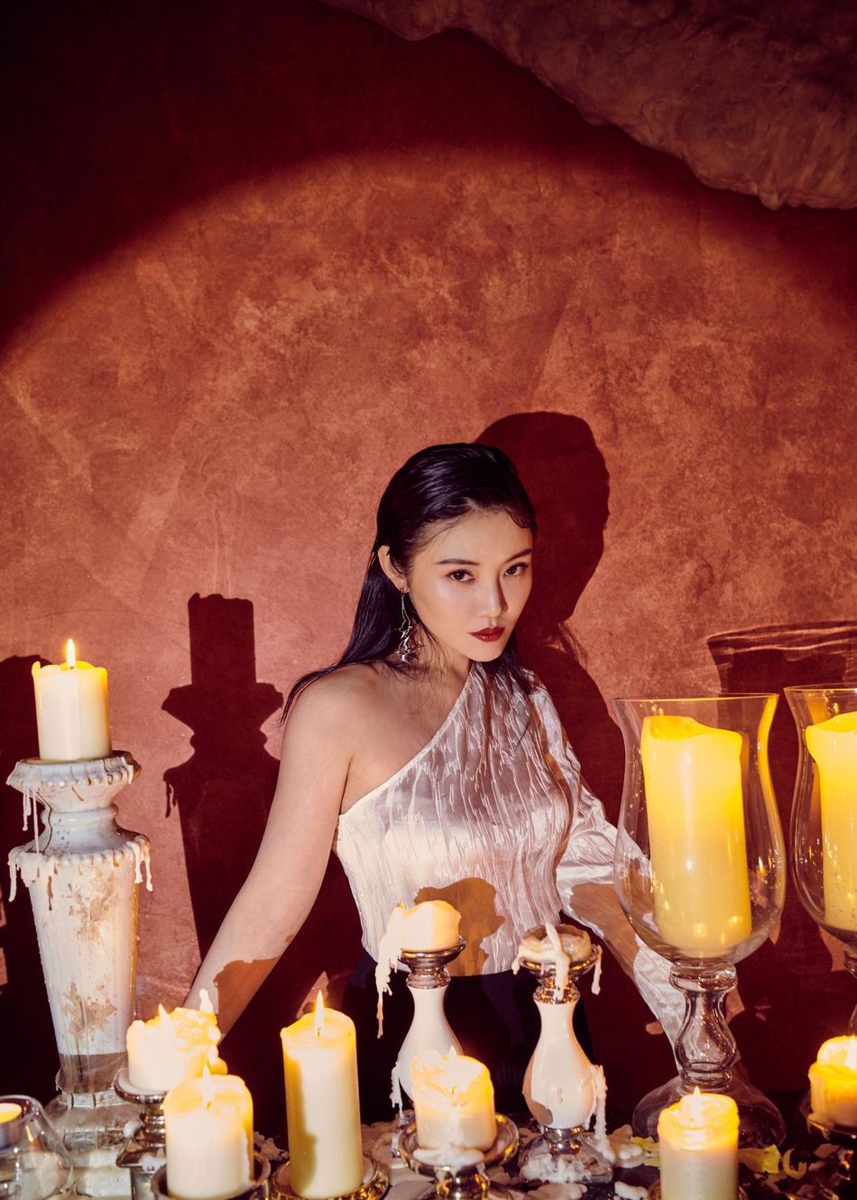 徐冬冬拍大片风格多样造型百变,红唇浅笑魅惑人心身材太"有料"