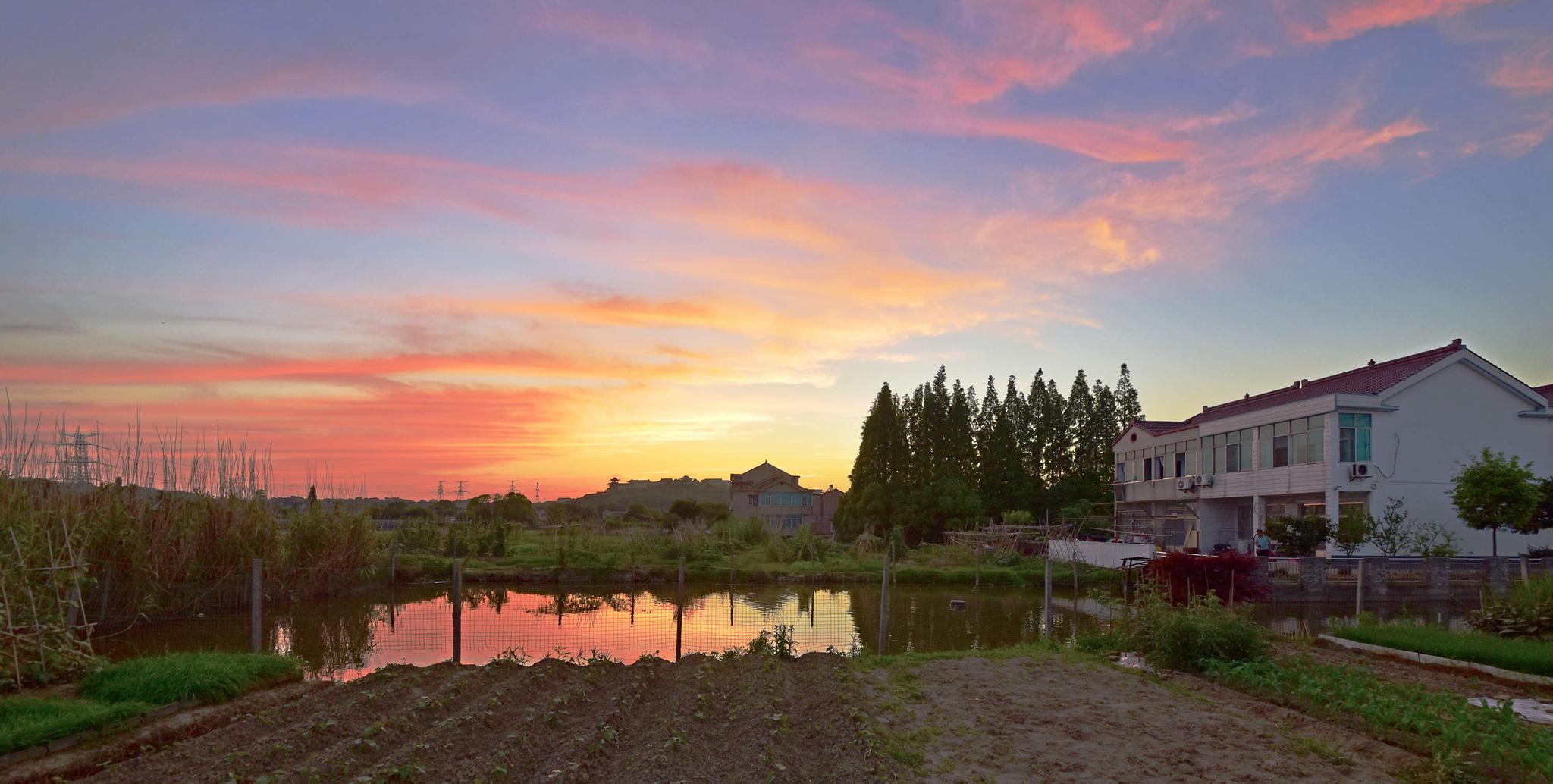 五月最后一个黄昏,晚霞映红山村.2021年05月31日,江苏无锡斗山
