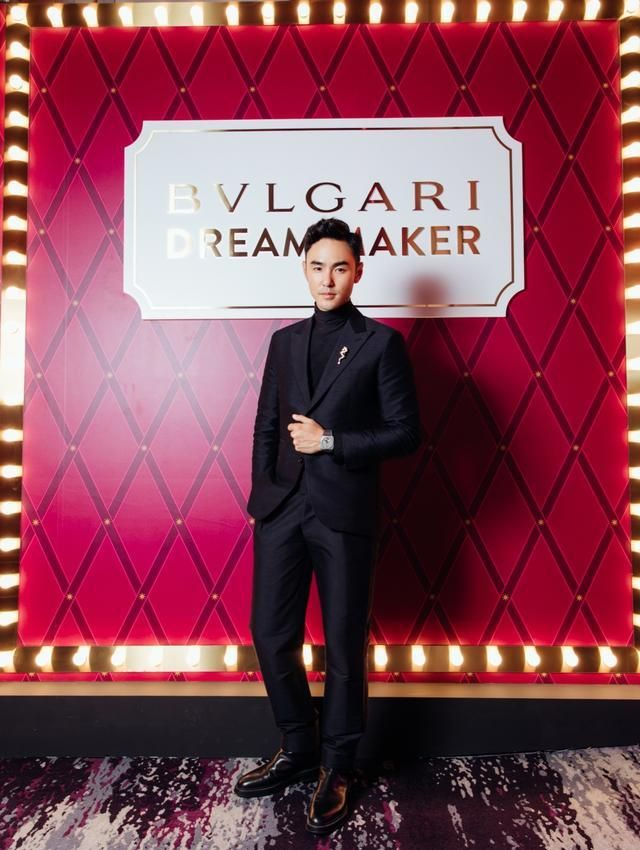 阮经天穿西装魅力无限,笑的幽默,还有一点坏,让人不得不爱