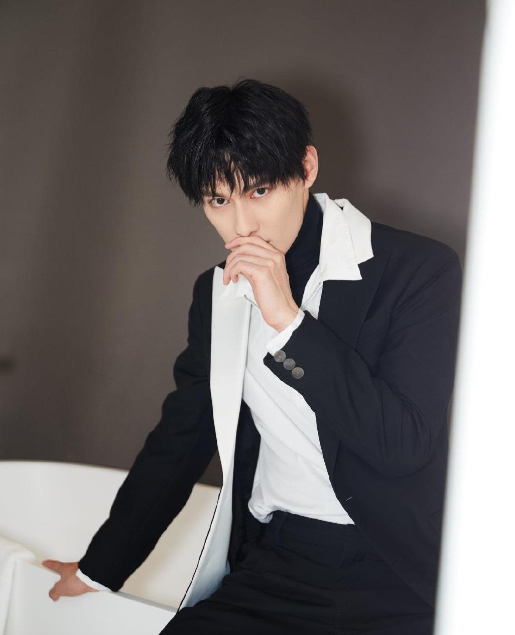 汪卓成的帅气穿搭,高雅大气,那叫一个有范!尽显时尚达人风度