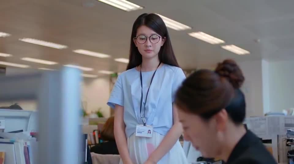 欢乐颂:白主管回来后,邱莹莹立刻就去找他报销!