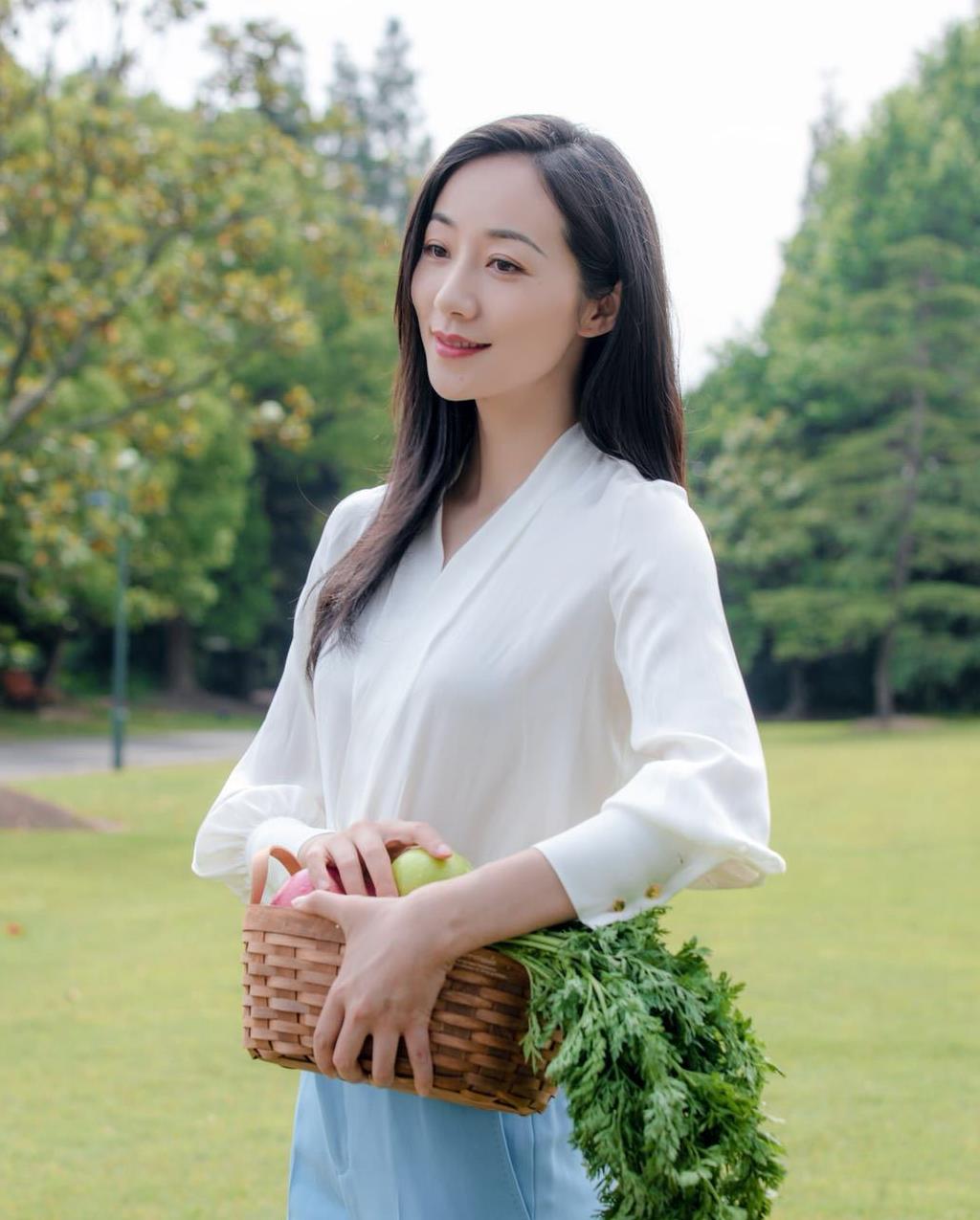 韩雪白衬衫蓝色休闲裤穿出25岁的模样很甜很减龄