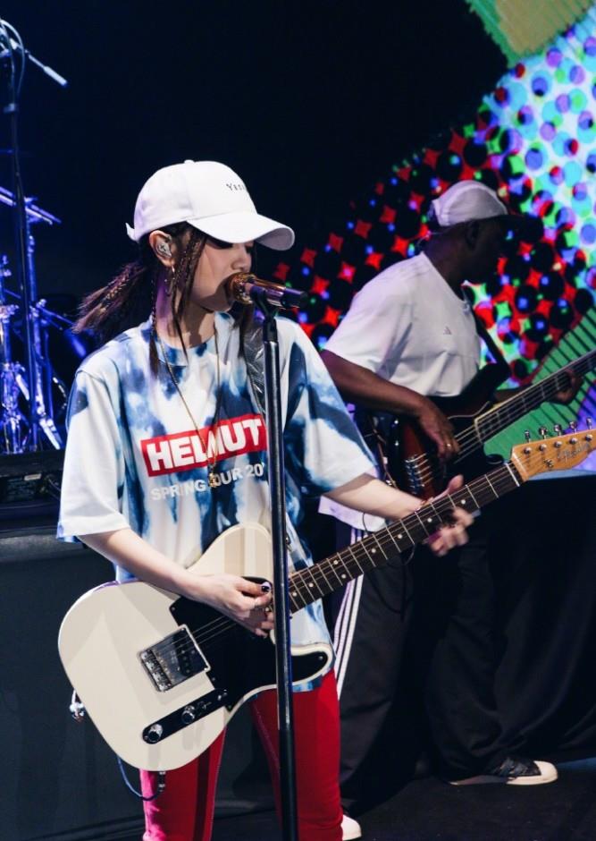 邓紫棋舞台上红色裤子超显眼,满头脏辫弹吉他,唱的是摇滚歌曲吗