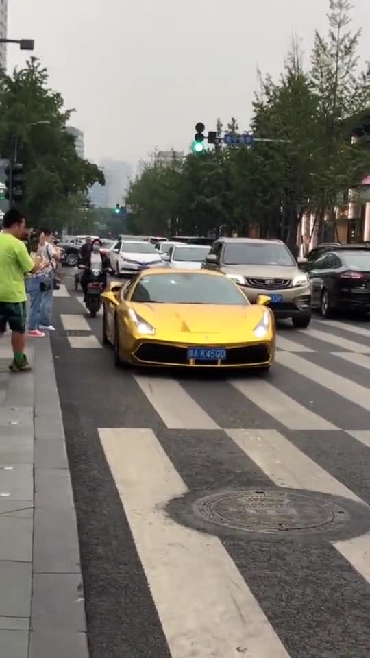 路上遇到这样的豪车,路人都拿出手机拍照,这个车有那么好吗