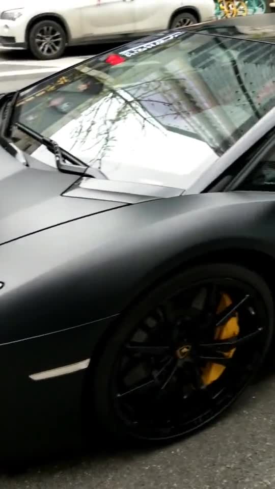 磨砂黑的兰博基尼大牛气场强大