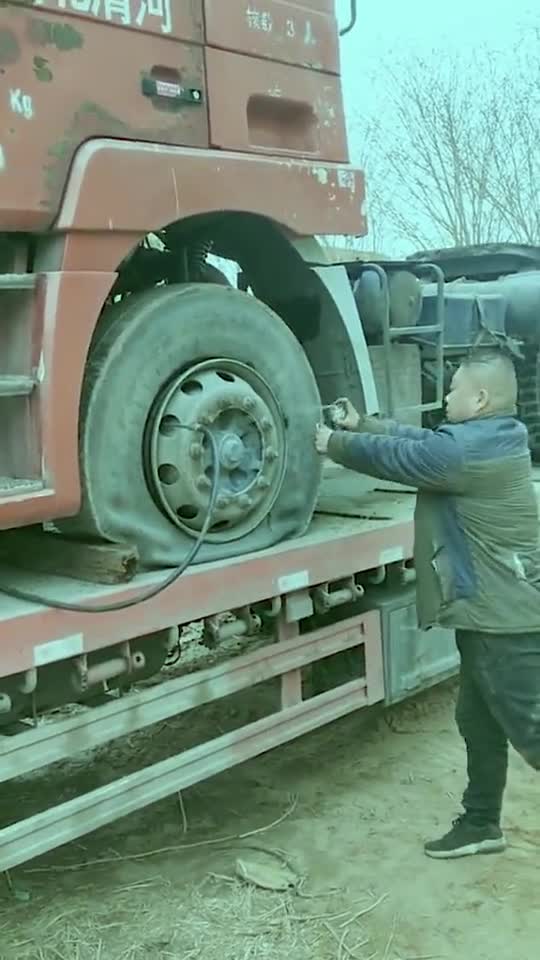 货车轮胎坏了大哥硬核补胎结果让人无语