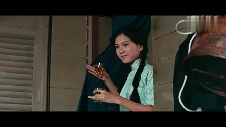 《唐山大兄》李小龙初见巧梅,手足无措,只敢悄悄凝望