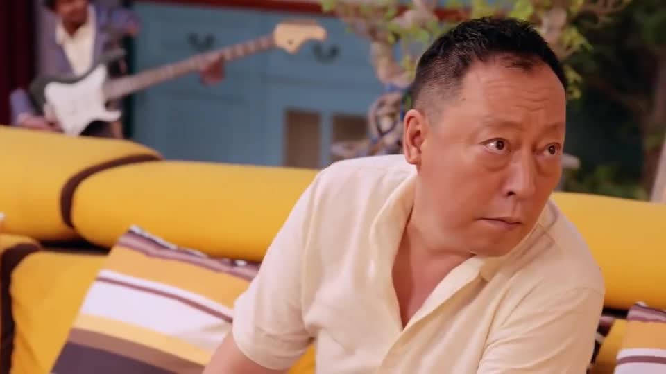 超级翁婿:老朱不放心闺女,深夜独自打着伞在楼下等闺女