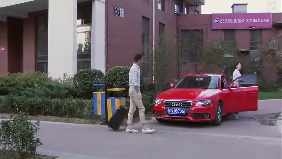 小爱情:穷小子出差,富家女开豪车接送,妻子来电话心虚了
