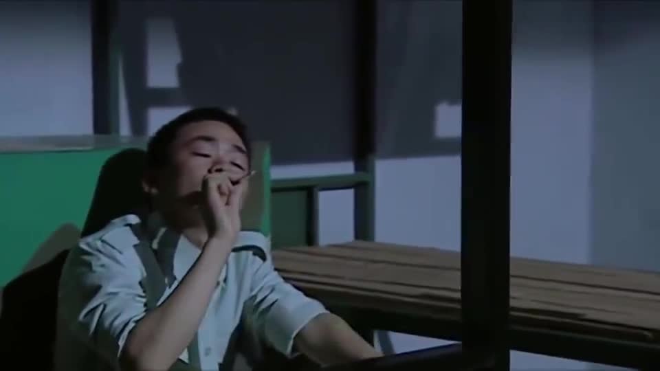 士兵突击许三多成了七连最后离开的人晚上躲着抽烟消愁