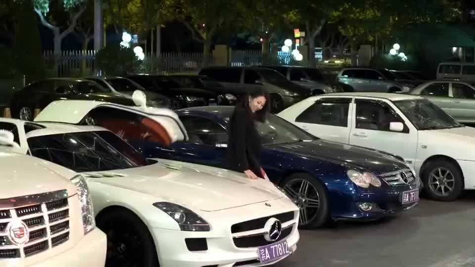 拜金女坐在路边的豪车上不知车里有人