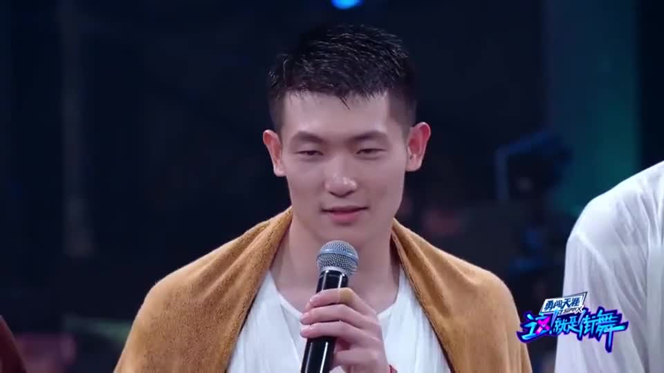 这就是街舞:乔治太逗了,说自己倒立能倒几个小时,感谢队友的配