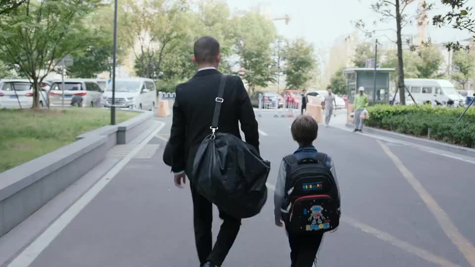 生活不易单亲父亲上班带孩子家庭好男人