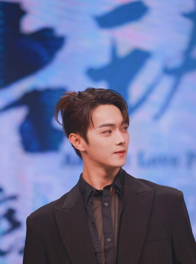 许凯越来越有男人味穿西装扎小辫上演眼神杀撑伞动作帅极了