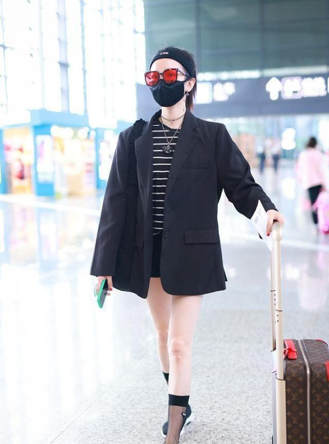 陈小纭的腿是真实存在的吗穿西装扮下衣失踪竹竿腿太吸睛