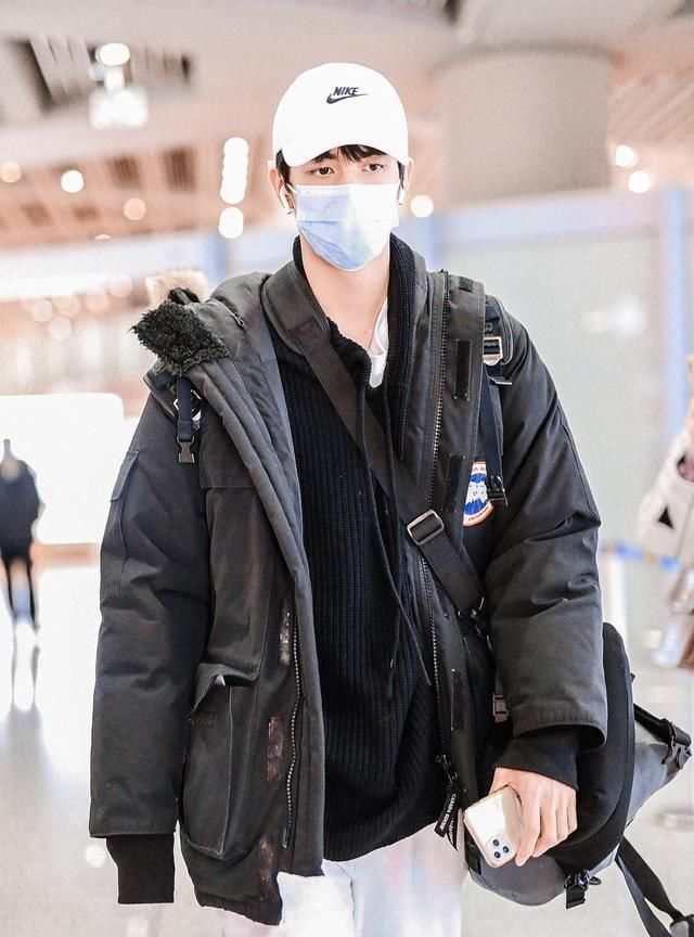 加拿大鹅羽绒服怎么穿才能看起来很有钱不像个挤地铁的