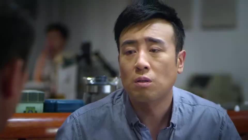 刑警队长顾铭不听老搭档的看法坚持熬夜工作转身却撞上柱子