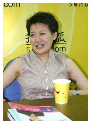 央视女主持梁艳,不恋爱不化浓妆,为何48岁还单身?