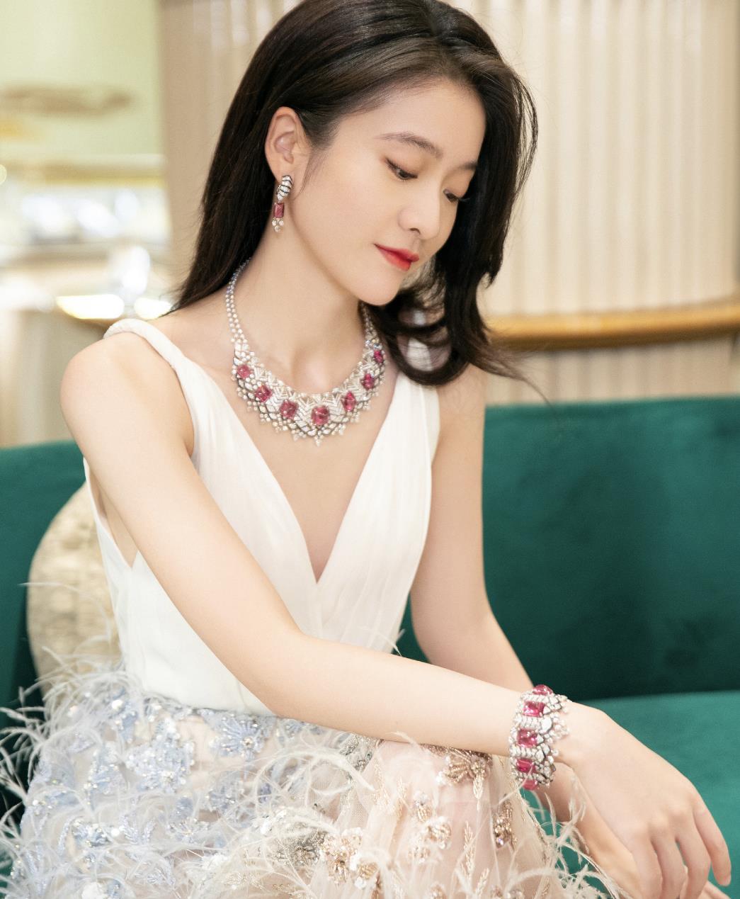 张雪迎解锁新穿搭,格子裙配麻花辫时髦减龄,这才是少女该有模样__财经