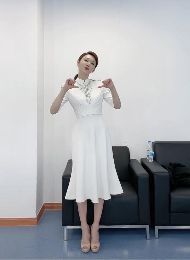 主持人龙洋晒照,扭动身姿秀小蛮腰,却被裙摆线头抢镜