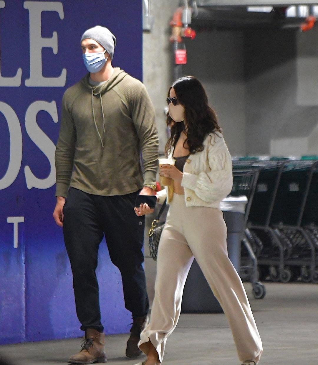 艾莎·冈萨雷斯和新男友撒狗粮,秀出完美腹肌,身段优雅又迷人