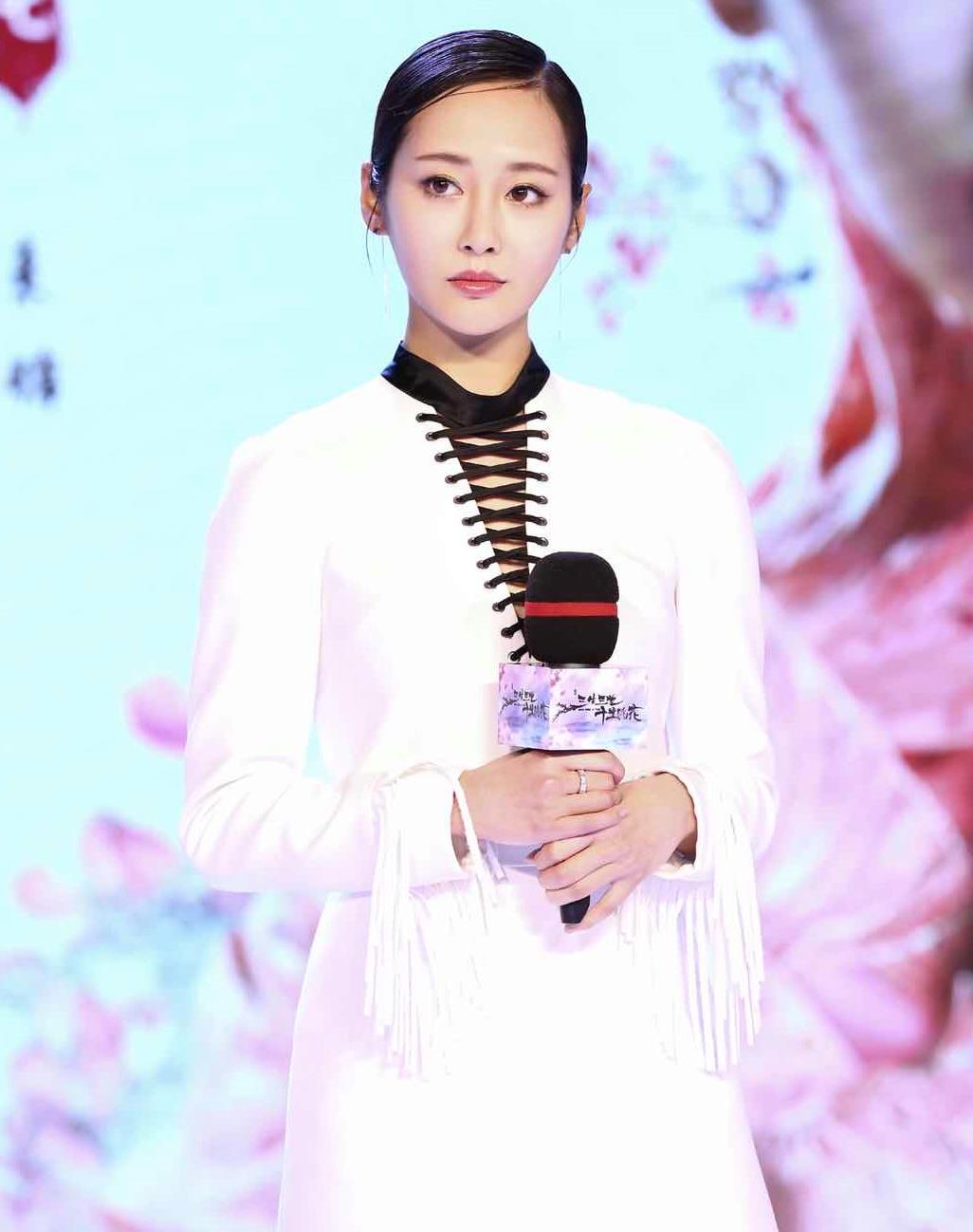 “李纯”的生图有点不一样,穿橘色露背连衣裙亮相,原来挺有肉感__财经头条