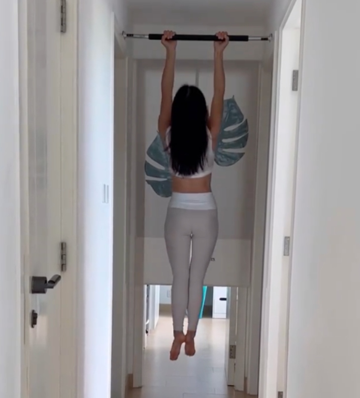 33岁女星祭祖,因服装暴露被指责,曾与儿子共浴,被tvb开除