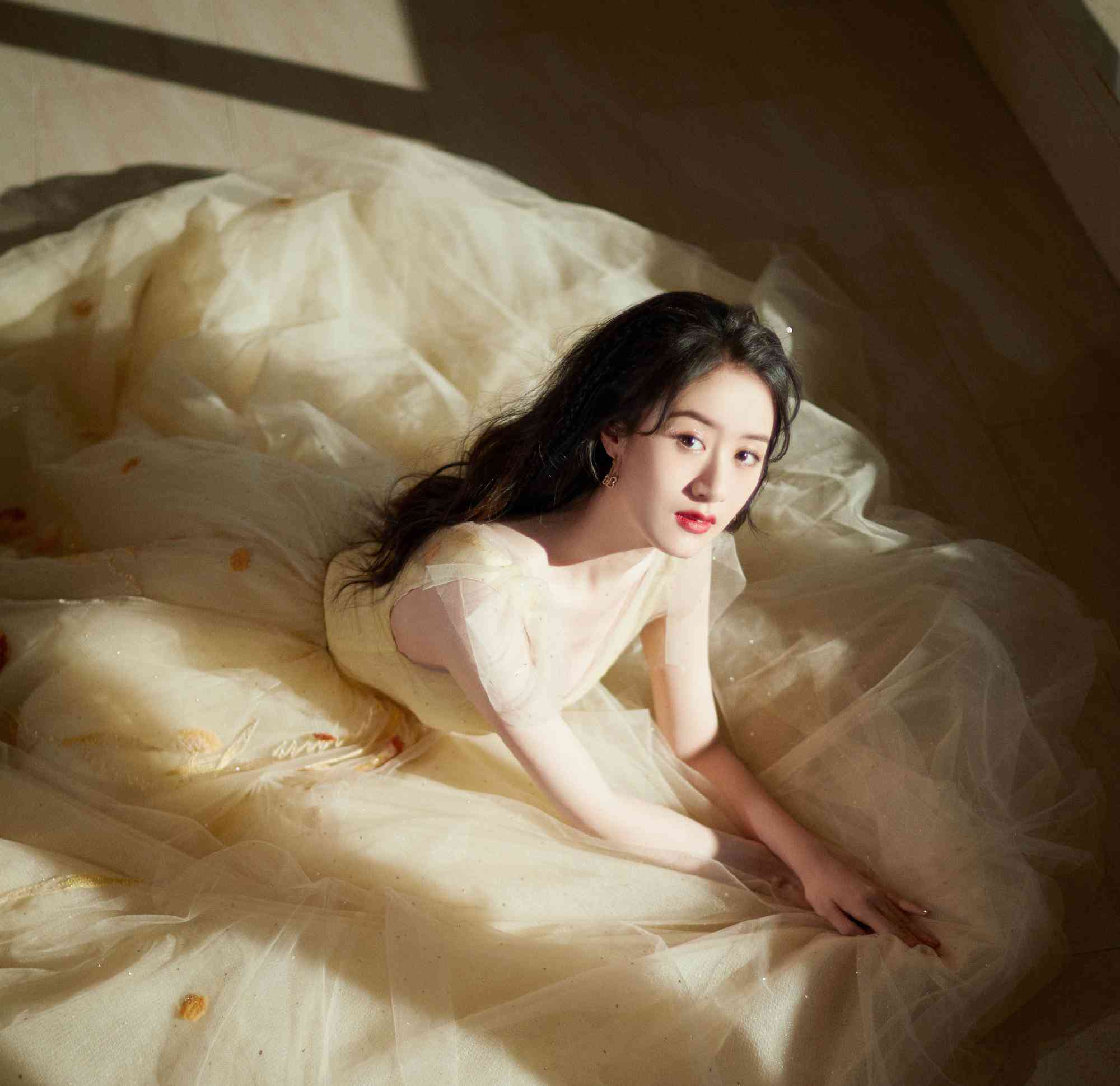 袁冰妍将亮相芒果台元宵晚会卡其色轻纱裙秀知性美舞台藏机关