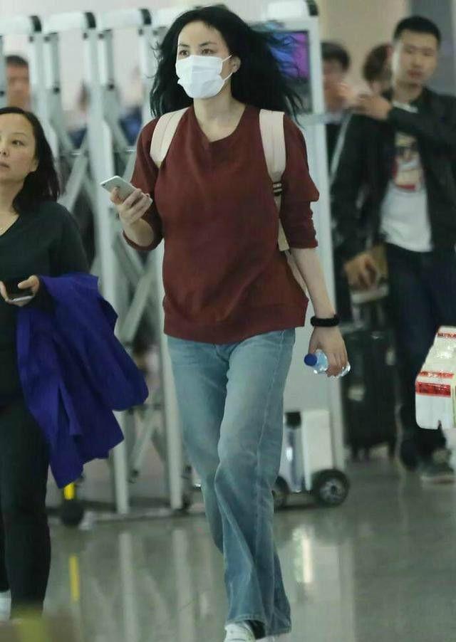 王菲是牛仔裤天后, 180大长腿都是穿出来的!