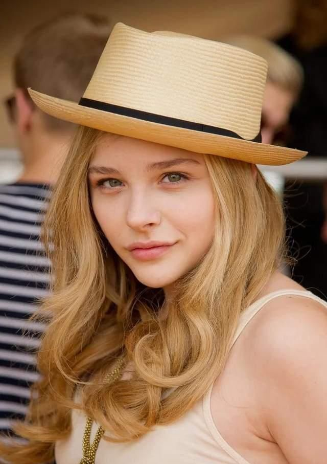 目前业内都很看好她跻身好莱坞一线女星的行列,我们也祝这位小花以后