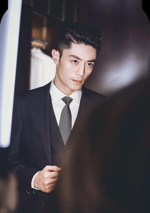 霍建华不仅长得帅气,而且搭配更为时尚沉稳,穿起正装来毫不逊色__财经