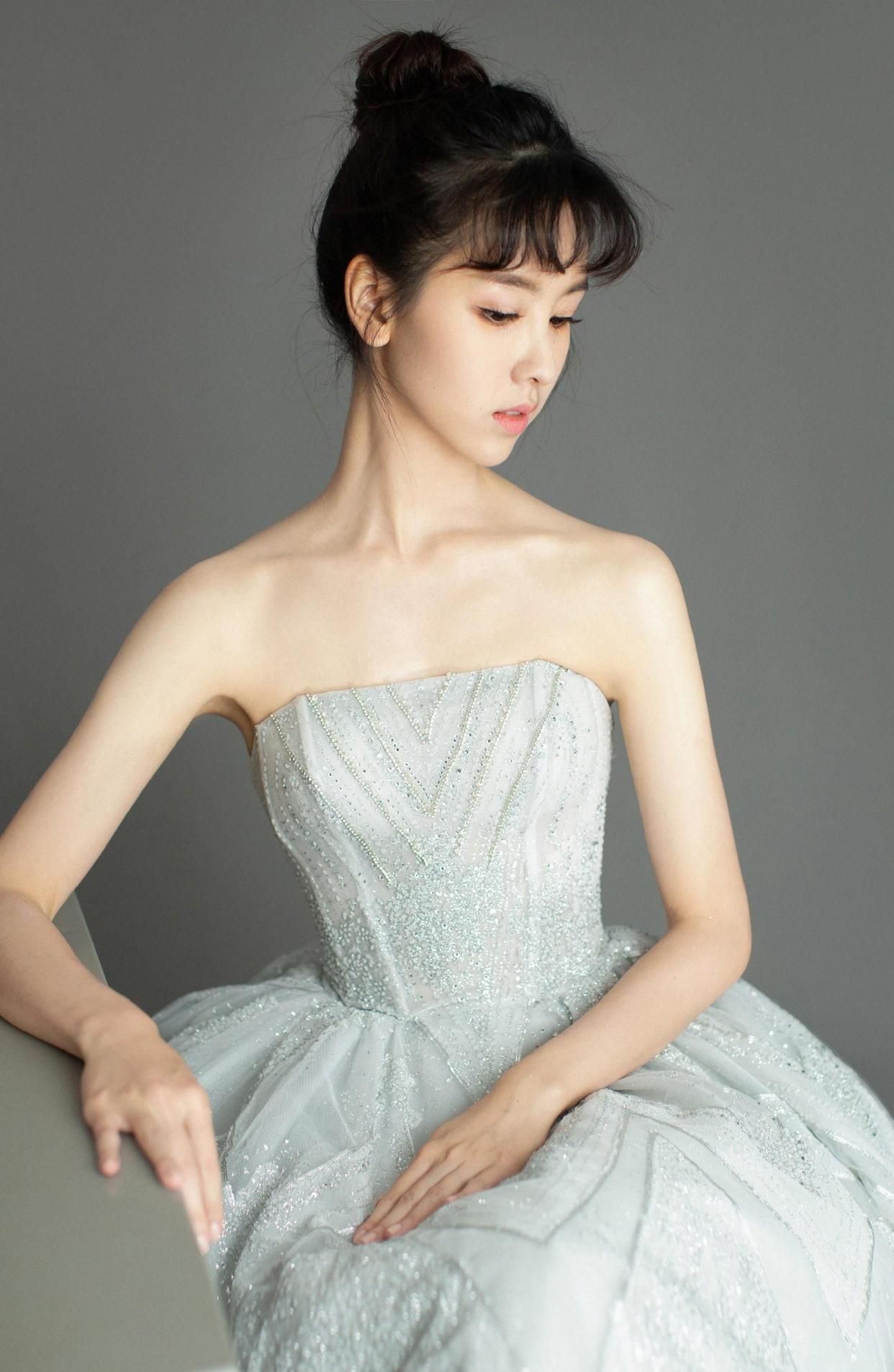 陈都灵 亮银色长裙 仙气十足