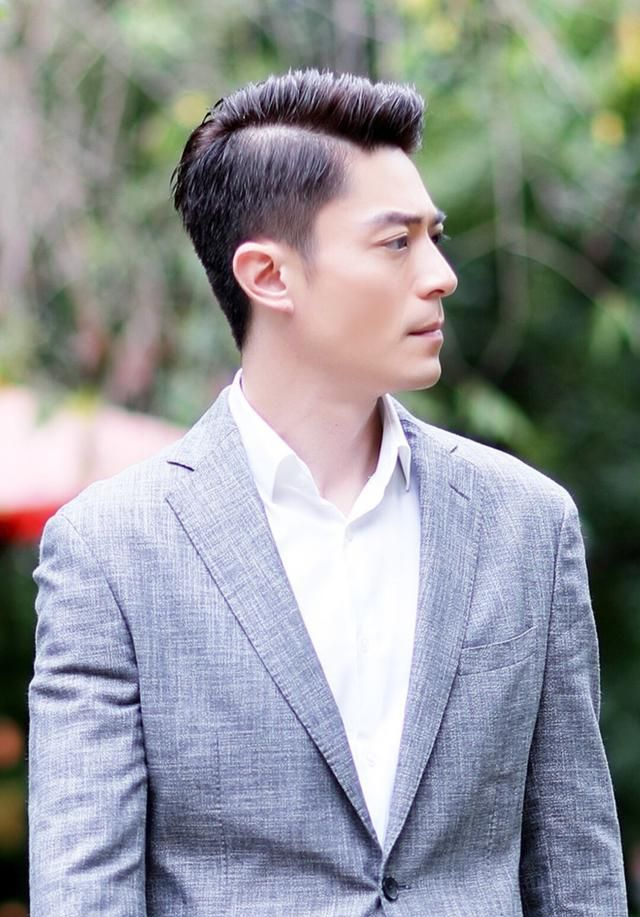 霍建华不仅长得帅气,而且搭配更为时尚沉稳,穿起正装来毫不逊色__财经