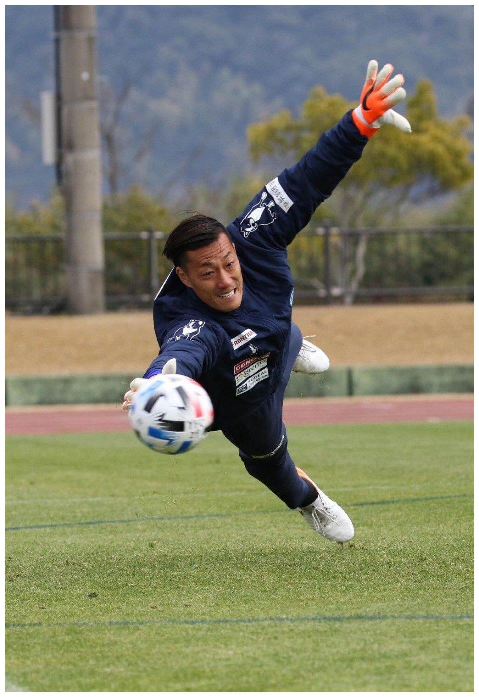 那个世界闻名的日本乌龙球门将又回来了,第一场主力就被打成筛子