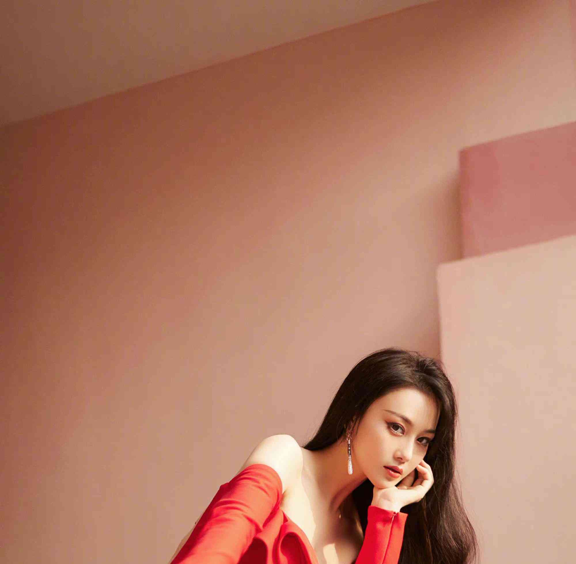 张馨予长发亮相,重回以往妩媚风格,大红礼服展示完美曲线